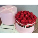 Kompozycja FLOWER BOX nr K175 (kolor i kształt pudełka jest przykładowy i zależy od tego, jakim w danym dniu dysponuje kwiaciarnia)