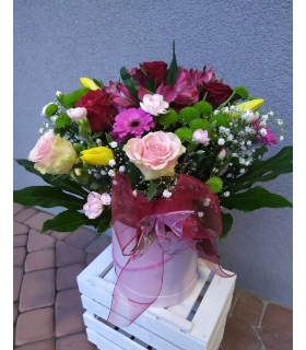 Kompozycja FLOWER BOX nr K018 (kolor i kształt pudełka jest przykładowy i zależy od tego, jakim w danym dniu dysponuje kwiaciarnia)