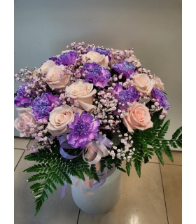 Kompozycja FLOWER BOX nr K022 (kolor i kształt pudełka jest przykładowy i zależy od tego, jakim w danym dniu dysponuje kwiaciarnia)