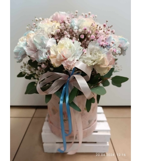 Kompozycja kwiatów FLOWER BOX nr K009 (kolor i kształt pudełka jest przykładowy i zależy od tego, jakim w danym dniu dysponuje kwiaciarnia) Tęczowe goździki dostępne po wcześniejszym kilkudniowym zamówieniu.