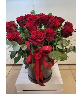 Kompozycja kwiatów FLOWER BOX nr K010 (kolor i kształt pudełka jest przykładowy i zależy od tego, jakim w danym dniu dysponuje kwiaciarnia).