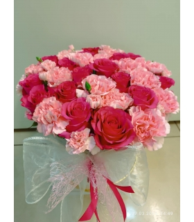 Kompozycja kwiatów FLOWER BOX nr K011 (kolor i kształt pudełka jest przykładowy i zależy od tego, jakim w danym dniu dysponuje kwiaciarnia)