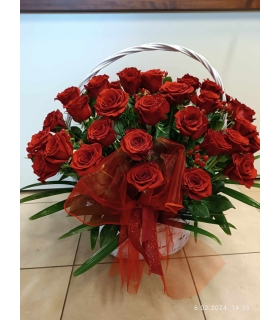 Kosz kwiatowy nr K023 (kolor i kształt pudełka jest przykładowy i zależy od tego, jakim w danym dniu dysponuje kwiaciarnia)